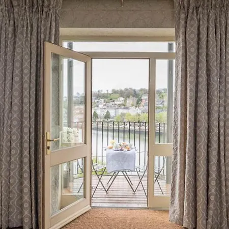 Perryville House 4* קינסייל